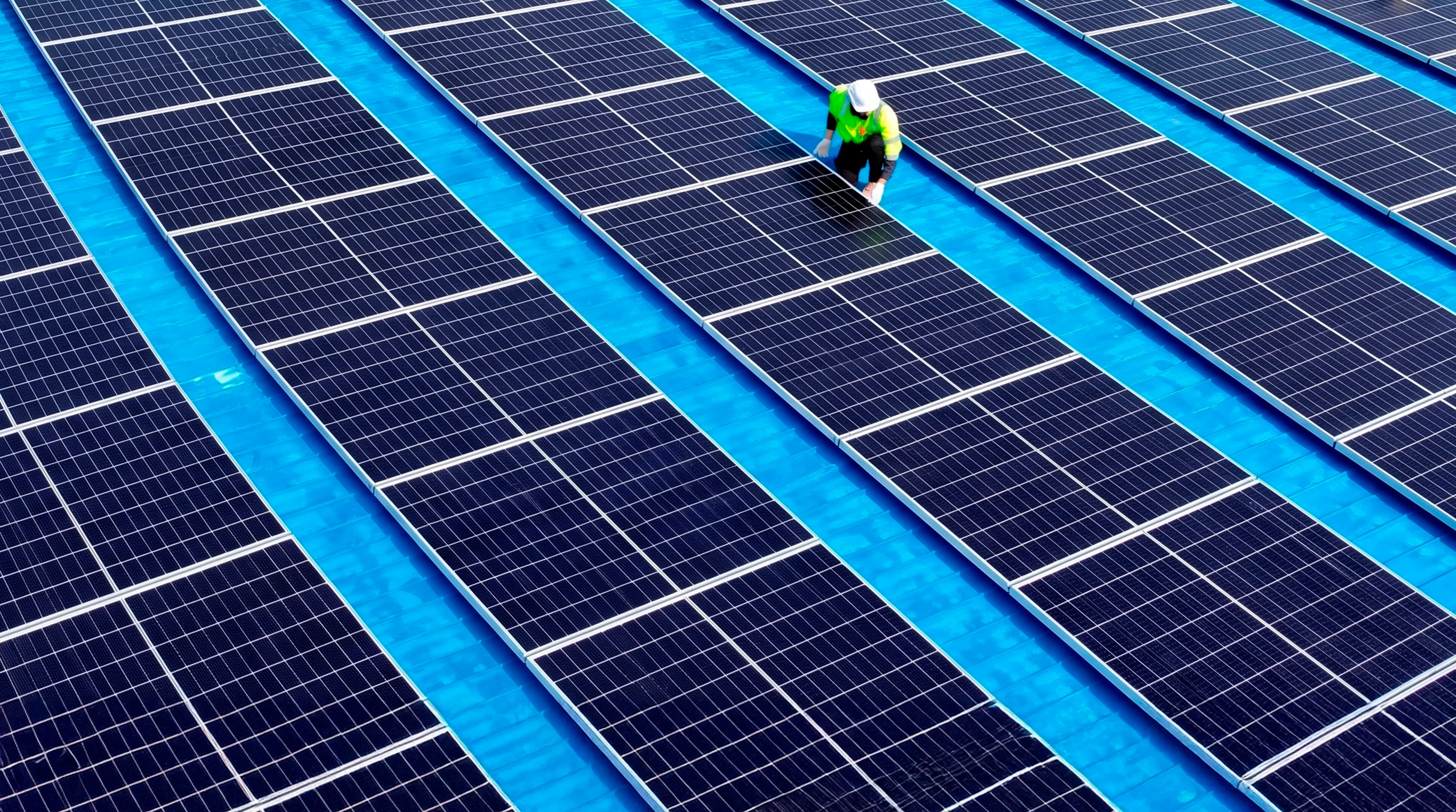 Família aproveitando energia solar